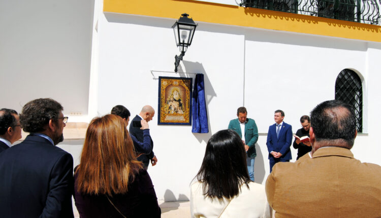 Hermandad de Emigrantes  – Bendición de azulejo donado por la Santa Cruz