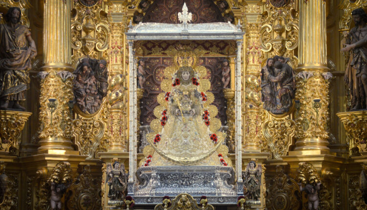 La Virgen del Rocío se viste de Reina para la romería del reencuentro