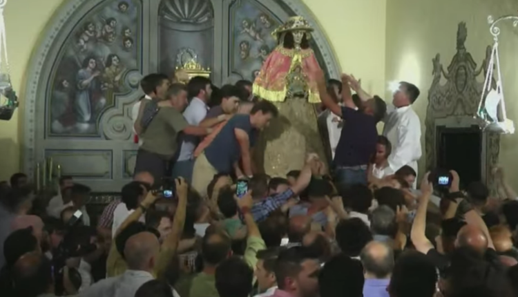 El Traslado de la Virgen del Rocío – Última Misa, salida hasta el Chaparral y llegada al Rocío