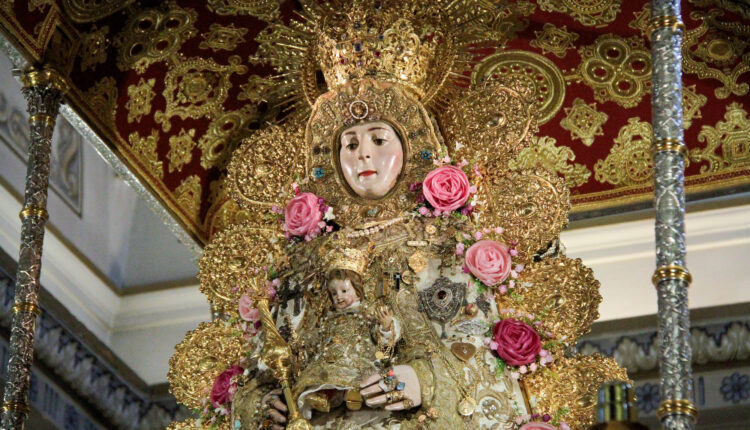 La Virgen del Rocío ya está entronizada en sus nuevas andas