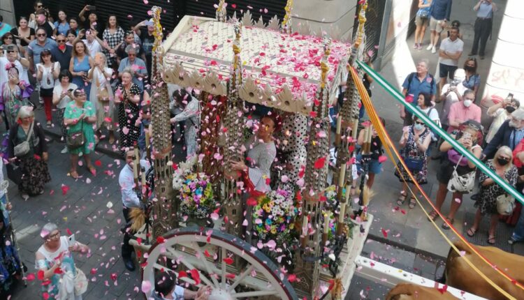 La Hermandad del Rocío de Barcelona recorre las calles barcelonesas camino a la Romería del Rocío 2022