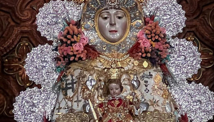 La Virgen del Rocío se viste para la Navidad 2022