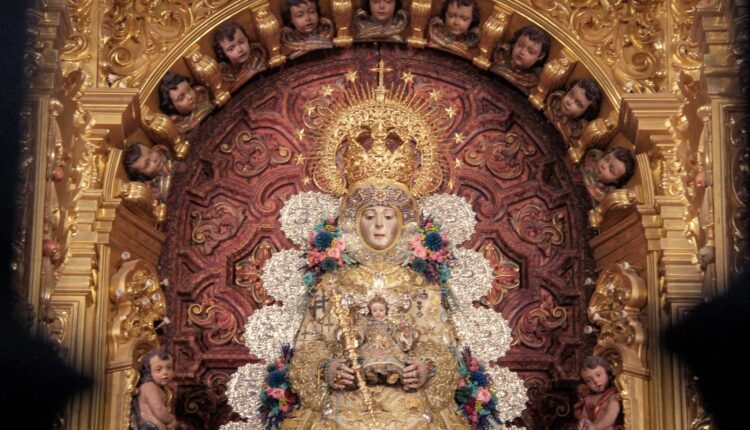 La Virgen del Rocío vestida para la Inmaculada 2022
