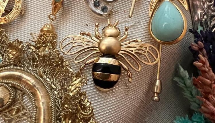 Hermandad de Arroyo de la Miel – Regalo broche de oro a la Virgen del Rocío