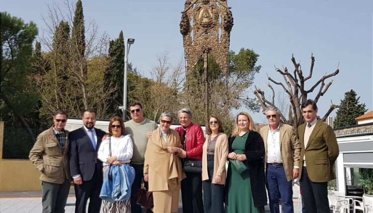 Inaugurado en Castilleja el Monumento en honor de la Virgen del Rocío, representada en el Simpecado de Triana.