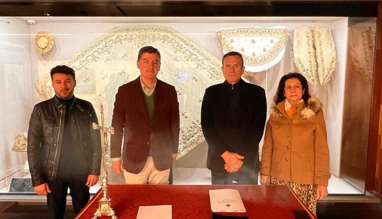 Restauración y limpieza del conjunto textil de Los Montpensier de la Virgen del Rocío