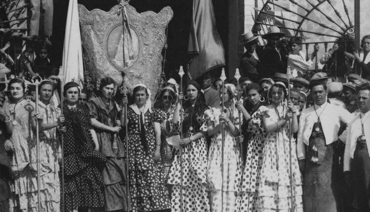 La Hdad. Matriz de Almonte tiene su origen en el siglo XVII como «La Cofradia de Ntra. Sra. de las Rocinas» por Javier Coronel.