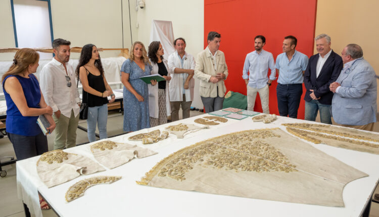 Visita a los trabajos de restauración del traje «de Los Montpensier»
