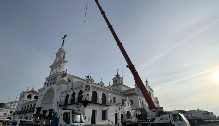 Vuelven las campanas del Santuario del Rocío a su lugar.