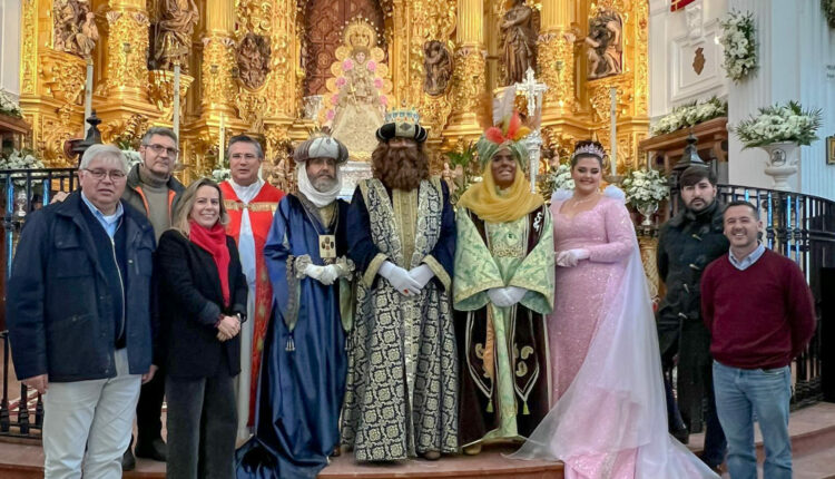 El Rey Melchor regala un orbe al Pastocito Divino en el Santuario del Rocío
