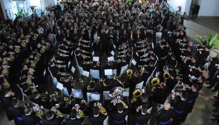 Emigrantes vive el preludio de la Semana de Pasión con el II Concierto Cofrade «María del Rocío»