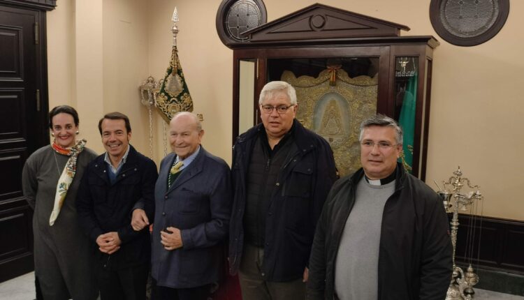 D. Álvaro Domeq Romero ofrece su Medalla de Andalucía a La Virgen del Rocío