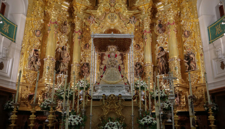 La Virgen del Rocío aparece entronizada en su paso para la Romería 2024