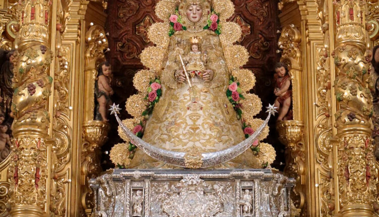 La Virgen del Rocío regresa a su camarín