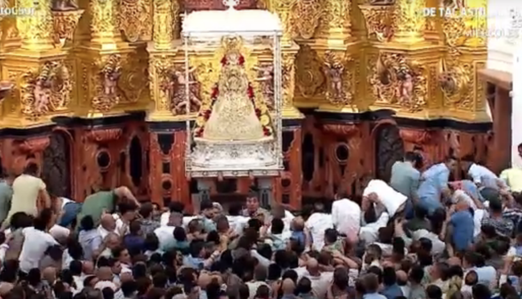Salida de la Virgen del Rocío en procesión por la Aldea 2024