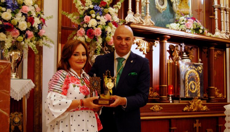 Emigrantes celebra la toma de posesión de su nueva hermana mayor, María José Muiño