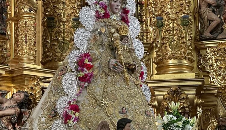 La Virgen ha amanecido hoy entronizada en la peana de su paso