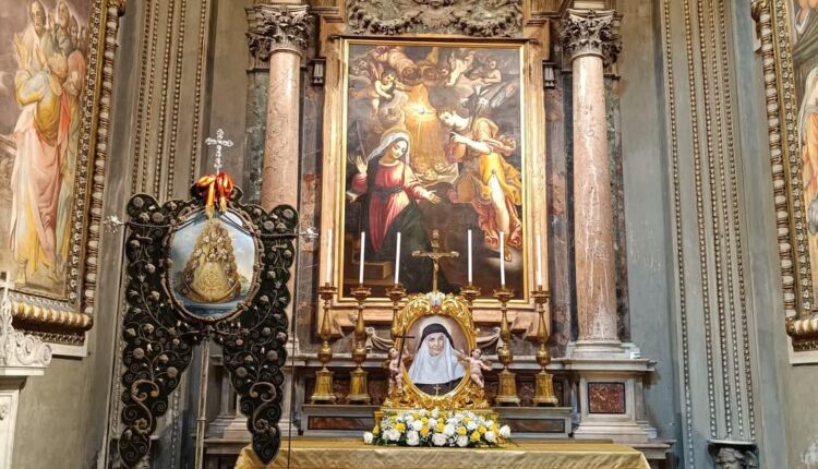 SANTA ANGELA DE LA CRUZ EN LA CAPILLA DE LA ANUNCIACIÓN junto al Simpecado de la Hdad. Matriz del Rocío