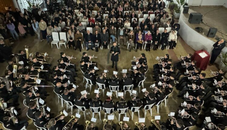 Emigrantes celebra su III Concierto Cofrade María del Rocío con la Agrupación Musical de la  Santa Cruz