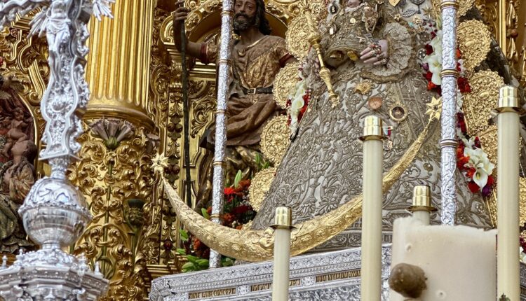Así amanece hoy, 21 de mayo de 2025, la Patrona de Almonte, entronizada en su paso