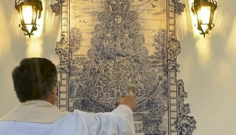 Bendecido un azulejo de la Virgen del Rocío en el patio de la Casa Hdad. de la Matriz de Almonte