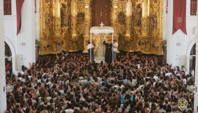 Ante un Santuario a rebosar de fieles entró la Virgen del Rocío llegando a todos los corazones en la Romería de 2025