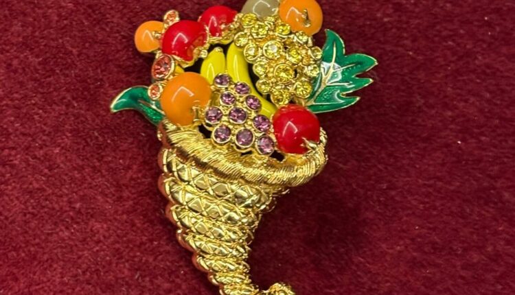 20 AÑOS DEL CORO “A NUESTRO AIRE” DE VÍCAR – Obsequio a la Virgen del Rocío de Broche de Oro