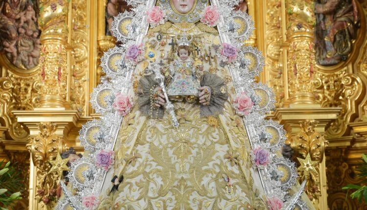 La Virgen del Rocío amanece entronizada en la peana de su paso, para celebrar la Fiesta de la Luz