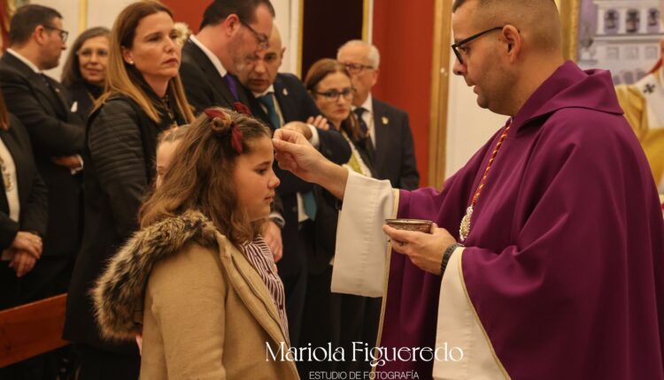 Tradición y espiritualidad en el Miércoles de Cenizas 2026: Emigrantes recibe el cirio de la Santa Cruz