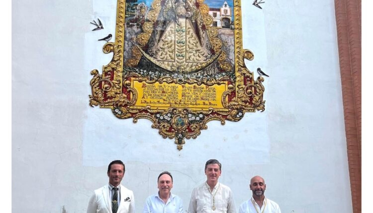 Retablo cerámico de Ntra. Sra. del Rocío de la Hermandad del Cerro del Águila de Sevilla.