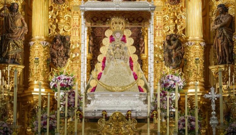 La Virgen del Rocío amanece entronizada en su paso para la Romería 2026