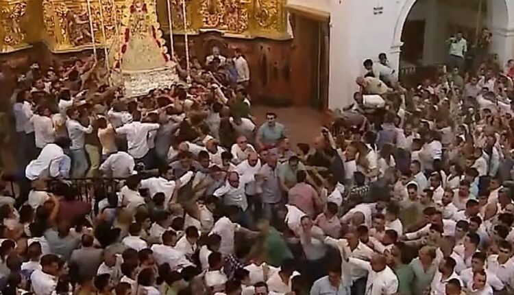 Salto de la reja y procesión de la Virgen del Rocío 2026
